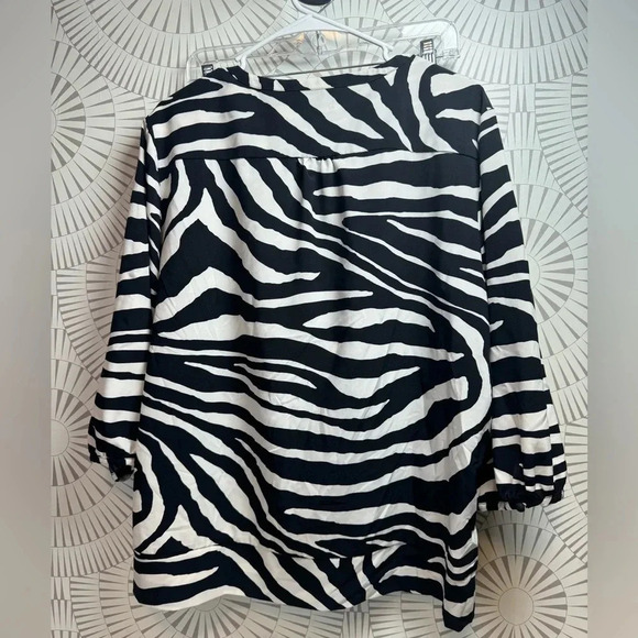 Chico’s Women’s Black and White Print V-Neck Top w/metal closure Size 3 (16/18) - Picture 3 of 3